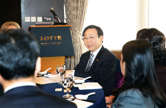 3일 소공동 롯데호텔에서 개최된 '주한 7개국 중남미 대사단 초청 오찬 간담회'에서 문재도 산업통상자원부 2차관이 우루과이, 볼리비아 등 남미 지역 7개국 대사단과 '다자간 경제협력 현황 및 주요 협력사업' 등에 대한 의견을 교환하고 있다. 간담회에는 알바 로사 플로리오 레그나니 우루과이 대사, 과달루뻬 빨로메께 데 따보아다 볼리비아 대사, 호르헤 호세 알베르또 로바요 아르헨티나 대사, 야디라 이달고 데 오르띠스 베네수엘라 대사, 호르헤 알베르또 이까싸 구스띠네스 에콰도르 대리대사, 호나우두 아마라우 브라질 대리대사, 마리아 베로니카 로페즈 부르고스 파라과이 대리대사 등이 참석했다.<산업통상자원부 제공>